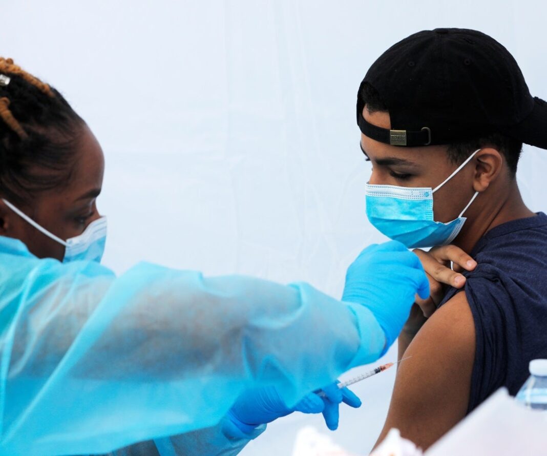 Vacunacion-Pfizer-menores-de-edad