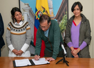 El presidente de Colombia, Gustavo Petro (c), junto a la ministra de Minas y Energía, Irene Vélez (i), y a la ministra de Ambiente y Desarrollo Sostenible, Susana Muhamad, mientras firma el Acuerdo de Escazú en Bogotá.